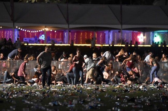 Kerumunan orang panik usai terjadi penembakan di sebuah konser di Las Vegas, AS, 1 Oktober 2017. (Foto: AFP/DAVID BECKER)