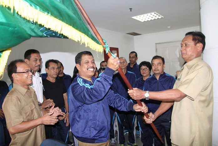 Foto: Sekdaprovsu Ibnu S Hutomo melepas 23 kontingen untuk berlaga di Pekan Olahraga Nasional Korpri (Pornas Korpri) XVI tahun di daerah Istimewa Yogyakarta, di lantai 8 kantor Gubernur Jalan Diponegoro Medan, Senin (30/10).