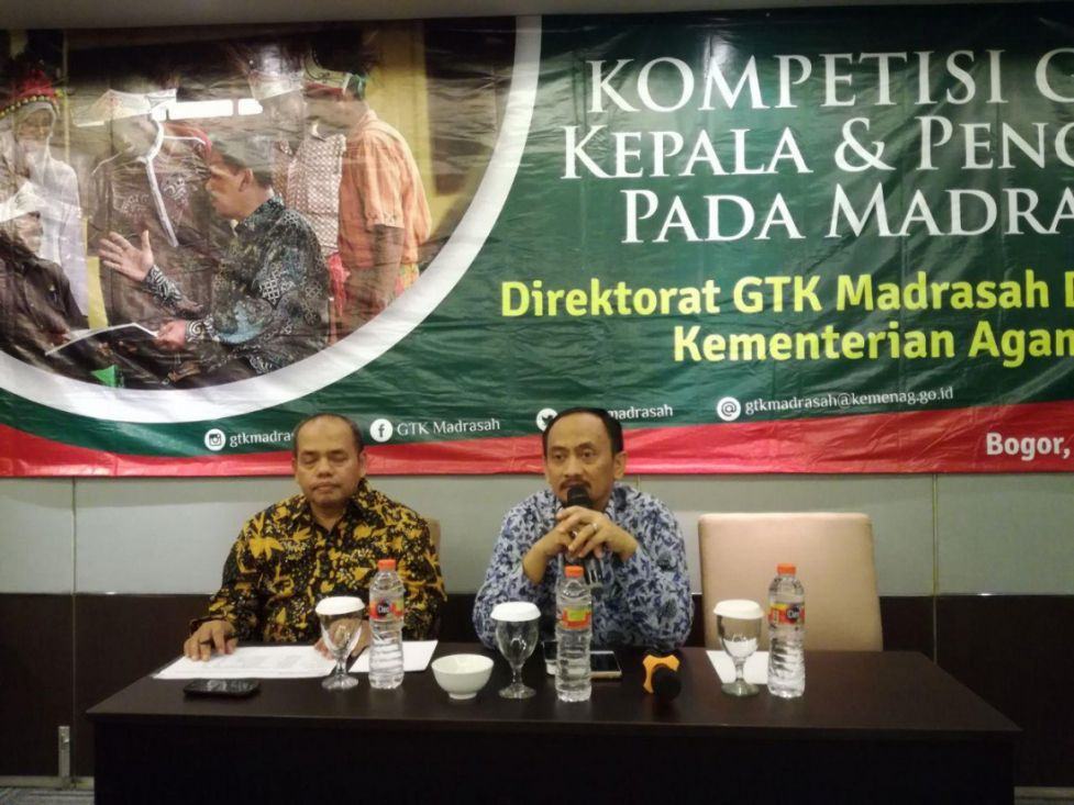 Foto: Sekretaris Ditjen Pendis, Ishom Yusqi buka penilaian berkas kompetisi guru dan tenaga kependidikan madrasah berprestasi.