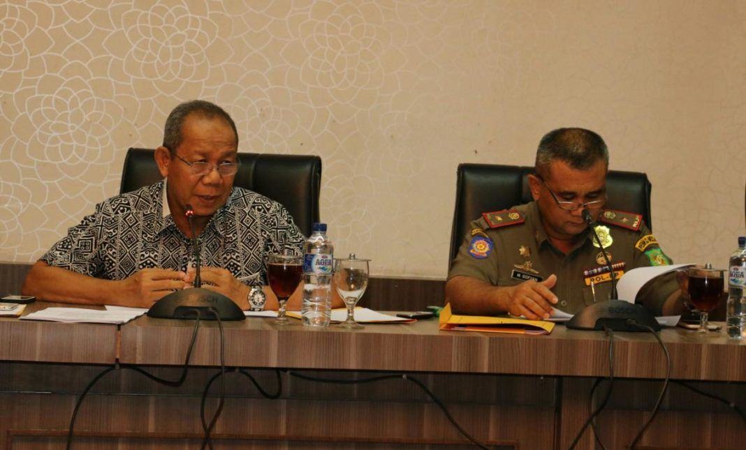 Foto: Asisten Pemerintahan Drs H Musaddad, M.Si membuka rapat rencana penegakan Peraturan Daerah Kota Medan No. 3 Tahun 2014 tentang Kawasan Tanpa Rokok (KTR) di Kota Medan di ruang rapat III Kantor Walikota Medan, Kamis (12/10).