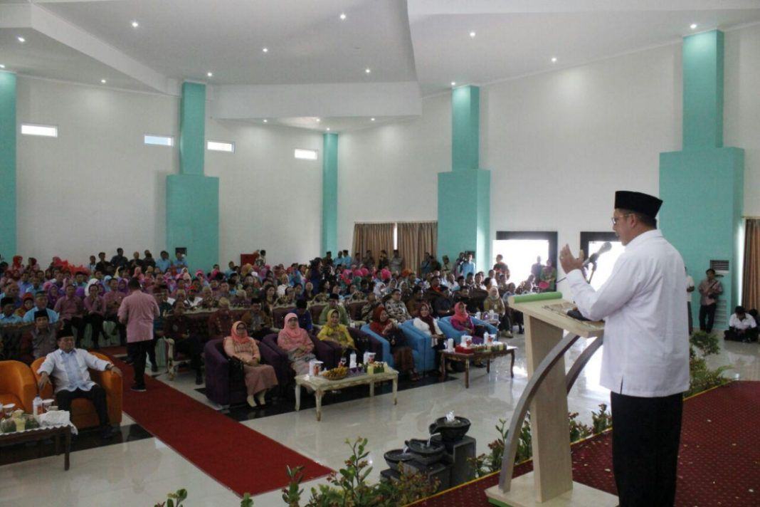 Foto: Menteri Agama Lukman Hakim Saifuddin saat memberikan Pembinaan Peningkatan Kerukunan Umat Beragama se-Provinsi Gorontalo di Asrama Haji Gorontalo, Kamis (12/10).
