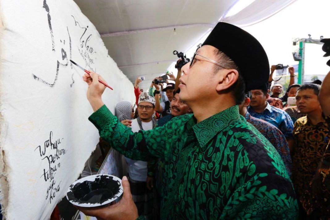 Foto: Menag Lukman Hakim Saifuddin mengawali pembuatan komik panjang dalam rangka Hari Santri 2017 di Semarang.