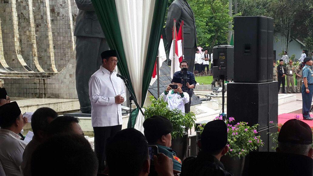 Foto: Menag Lukman Hakim Saifuddin saat membaca doa pada peringatan Hari Santri 2017 oleh PBNU di Tugu Proklamasi.