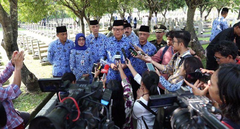 Foto: Menteri Dalam Negeri (Mendagri), Tjahjo Kumolo memberi keterangan usai melakukan tabur bunga di Makam Pahlawan Kalibata, Senin (2/10).