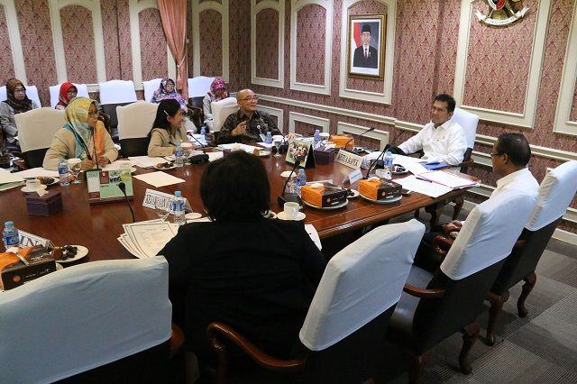 Foto: Menteri PANRB Asman Abnur selaku Ketua BAPEK memimpin sidang BAPEK di kantor Kementerian PANRB, Selasa (24/10).