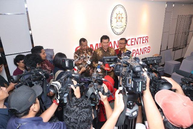 Foto: Menteri PANRB Asman Abnur didampingi Sekretaris Kementerian PANRB Dwi Wahyu Atmaji memberikan keterangan kepada wartawan di ruang command center, Rabu (4/10)