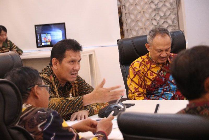 Foto: Menteri PANRb Asman Abnur saat memimpin rapat koordinasi dengan Kepala BKN dan Kepala Kantor Regional BKN di ruang Command Center Kementerian PANRB, Jakarta, Rabu (4/10)