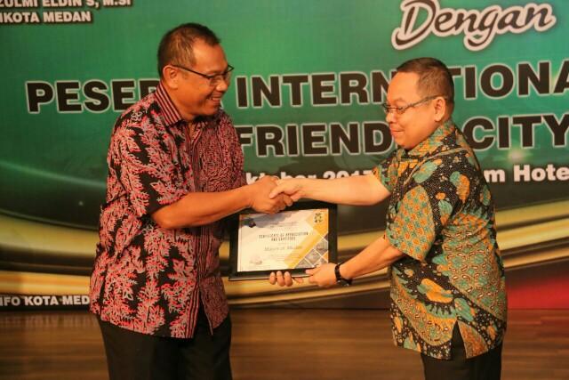 Wakil Walikota Medan ketika menjamu makan malam bersama peserta International Conference Friendly City Four, di Hotel Grand Aston Medan, Rabu (11/10).