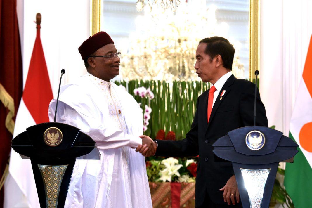Foto: Presiden Jokowi berbincang dengan Presiden Niger Issoufou Mahamadou, usai jumpa pers bersama di Istana Merdeka, Jakarta, Senin (16/10).