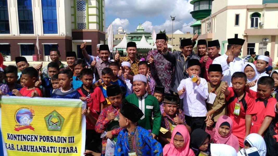 Foto: Pekan Olahraga dan Seni Antar Diniyah (PORSADIN) ke III Tahun 2017 di Asrama Haji Medan, Sabtu (28/10).