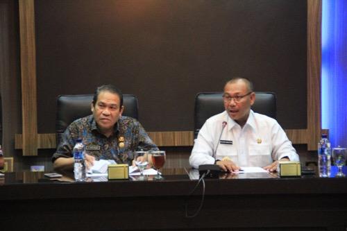 Foto: Wakil Walikota Medan Ir. H. Akhyar Nasution, MSi memimpin rapat pembahasan pengoperasian Pasar Modern Marelan dan Penempatan Pedagang di Ruang Rapat I Kantor Walikota Medan, Jumat (27/10).