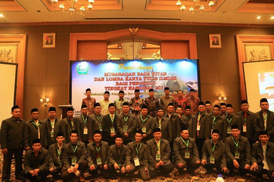 Foto: Dirjen Bimas Islam berfoto bersama peserta lomba.