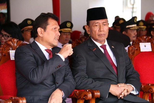 Foto: Menteri Pendayagunaan Aparatur Negara dan Reformasi Birokrasi (PANRB) Asman Abnur berbincang dengan Menteri Koordinator Bidang Politik Hukum dan Keamanan Wiranto pada acara Pengukuhan Muda Praja Institut Pemerintahan Dalam Negeri Angkatan XXVIII, di Kampus IPDN, Jatinangor, Sumedang, Jawa Barat, Selasa, (17/10).