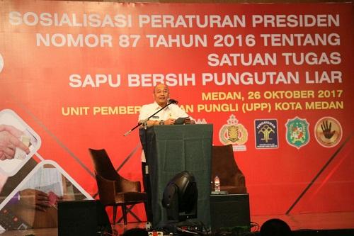 Foto: Walikota Medan ketika membuka Sosialisasi Peraturan Presiden Nomor 87 Tahun 2016 tentang Satuan Tugas Sapu Bersih Pungutan Liar (Saber Pungli) yang digelar Unit Pemberantasan Pungli (UPP) Kota Medan di Hotel Grand Aston, Kamis (26/10).