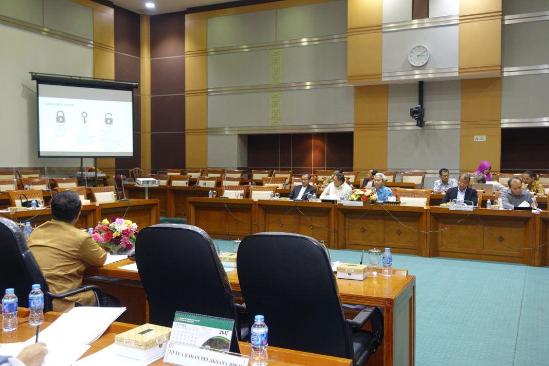Foto: RDP Komisi VIII dengan Dirjen Penyelenggraan Haji dan Umroh, Otoritas Jasa Keuangan, Jakarta, Kamis (12/10).