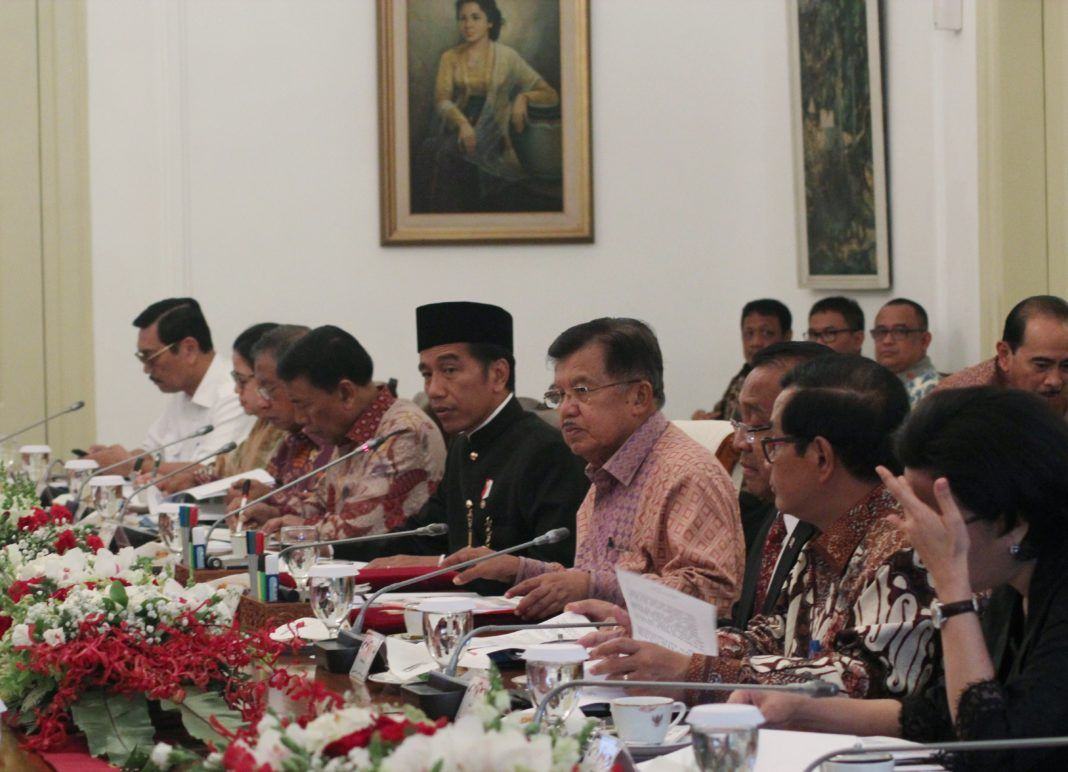 Foto: Presiden Jokowi saat memimpin ratas membahas mengenai dana desa di Istana Kepresidenan Bogor, Jawa Barat, Rabu (18/10).