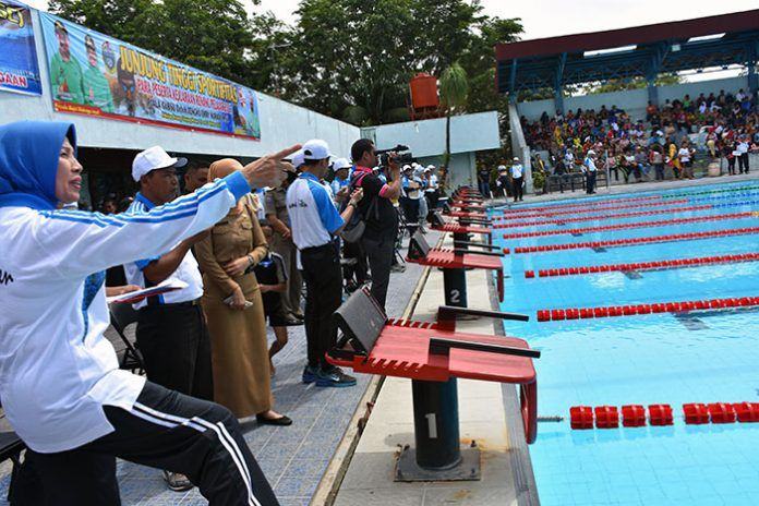 Foto: Wagubsu, Dr Nurhajizah Marpaung dalam acara pembukaan kejuaraan renang pelajar Sumut tahun 2017 di Kolan Renang Selayang Medan, Senin (30/10).