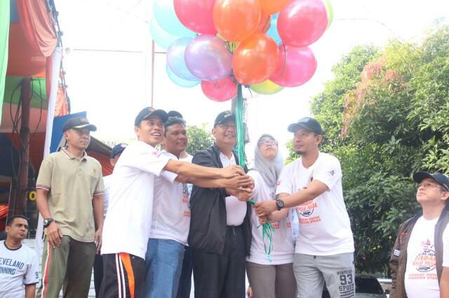 Foto: Walikota Medan Drs H T Dzulmi S M.Si dan Ketua KPU Medan Herdensi Adnin melepas Gerak Jalan Sadar Pemilu/Pilkada Serentak, Minggu (29/10).