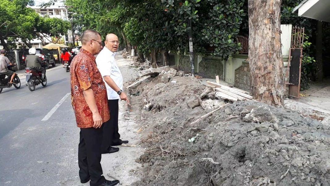 Foto: Wali Kota Medan Drs H T Dzulmi Eldin S MSi saat meninjau Jalan Sei Belutu, Kelurahan PB Selayang II, Kecamatan Medan Selayang, Jumat (20/10)
