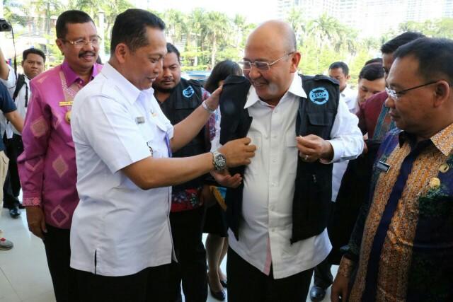 Foto: Walikota Medan Drs H T Dzulmi Eldin S M.SI dikukuhkan menjadi Pembina Satuan Tugas (Satgas) Pemberantasan, Pencegahan, Penyalahgunaan dan Peredaran Gelap Narkoba (P4GN) Kota Medan di Pendopo Lapangan Merdeka, Kamis (19/10).
