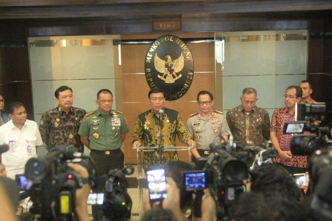 Foto: Menko Polhukam Wiranto menyampaikan hasil rakor soal senjata yang dihadiri Menhan, Panglima TNI, Kapolri, dan Kepala BIN, di kantor Kemenko Polhukam, Jakarta, Jumat (6/10) .