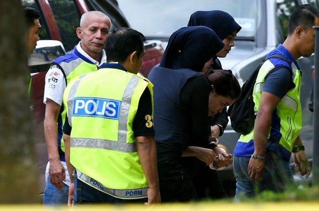 Siti Aisyah (tengah) dikawal petugas menuju pengadilan di Sepang, Malaysia, 30 Mei 2017. (Foto: AFP/MANAN VATSYAYANA)