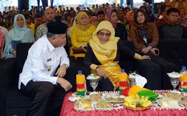 Foto: Menteri Kelautan dan Perikanan Republik Indonesia, Susi Pudjiastuti, saat memberikan Kuliah Umum pada acara Kuliah Umum, Simposium Nasional dan Expo Perikanan dan Kelautan 2017, di Universitas Teuku Umar, Meulaboh, Senin (16/10).