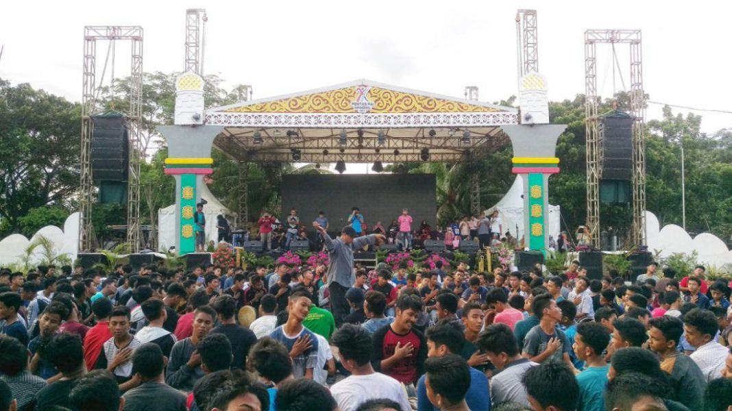 Foto: Para siswa sedang berlatih menari.