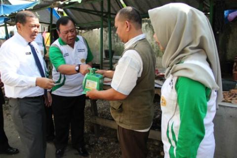 Foto: Kepala Dinas Perdagangan Kota Medan Syarif Armansyah Lubis bersama Dirut PD Pasar Kota Medan Rusdi Sinuraya melakukan Tera Ulang Timbangan di Pasar Tradisional Pasar Hindu Medan, Senin (23/10).