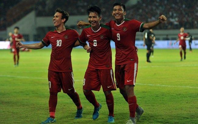 Foto: Pemain timnas U-19 Indonesia Witan Sulaiman (tengah) merayakan golnya bersama rekan setimnya saat menghadapi Thailand U-19