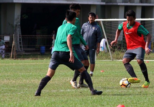 Foto: Pelatih timnas U-19 Indra Sjafri sedang memantau latihan para pemainnya.