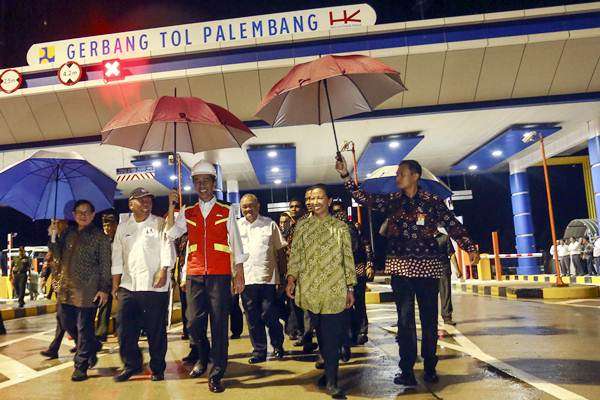 Presiden Jokowi saat meresmikan Tol Palindra seksi 1 di Desa Pegayut, Kecamatan Pemulutan, Kabupaten Ogan Ilir (OI), Sumatra Selatan (Sumsel), Kamis (12/10).