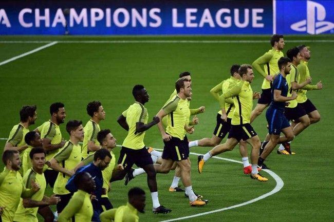 Skuat Tottenham Hotspur berlatih jelang melawan Real Madrid. (Foto: AFP/Pierre-Philippe Marcou)