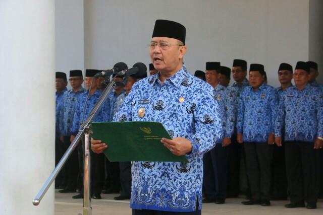Foto: Walikota Medan Drs H T Dzulmi Eldin S M.Si menjadi Inspektur Upacara Peringatan Hari Kesaktian Pancasila di halaman depan Kantor Walikota Medan, Minggu (1/10).