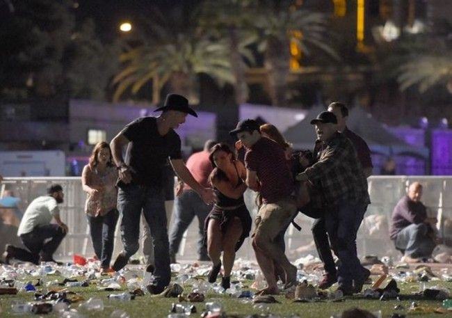 Warga menyelamatkan diri usai terjadi penembakan di sebuah konser musik di Las Vegas, Amerika Serikat (AS) (Foto: AFP).