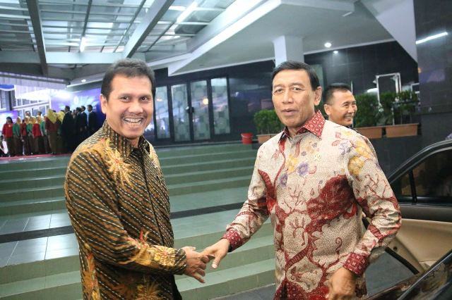 Foto: Menteri Asman Abnur menyambut kedatangan Menko Polhukkam Wiranto untuk menghadiri acara launching e-Government Kementerian PANRB, Rabu (4/10).