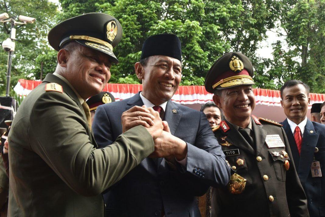 Foto: Menko Polhukam salam komando dengan Panglima TNI didampingi Kapolri usai mengikuti Upacara Peringatan Hari Kesaktian Pancasila Tahun 2017 di Monumen Pancasila Sakti, Lubang Buaya, Minggu (1/10).