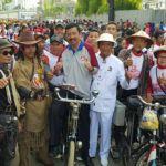 Jalan Sehat Pagi, Ribuan Masyarakat Berebut Menyalami dan Berfoto Bersama Tengku Erry