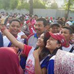 Jalan Sehat Pagi, Ribuan Masyarakat Berebut Menyalami dan Berfoto Bersama Tengku Erry