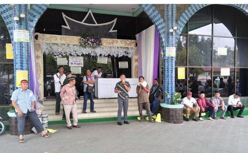 Foto: Ratusan warga Aceh di Medan menyegel kantor DPP Aceh Sepakat di Jalan Mengkara No. 2 Medan.