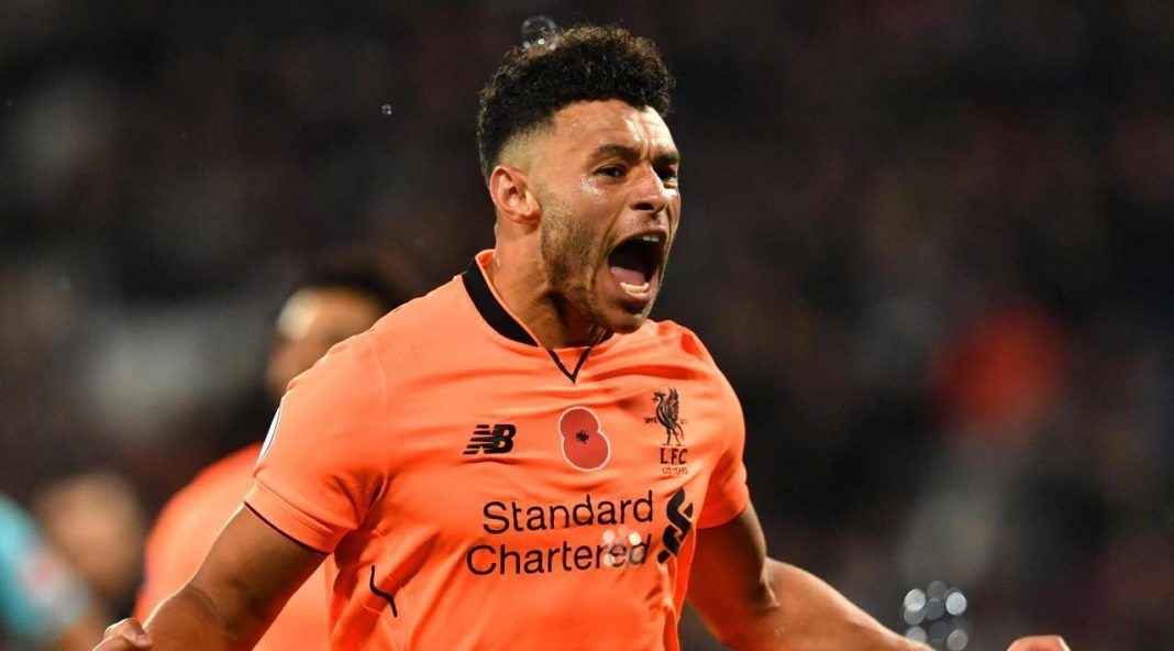 Gelandang Liverpool, Alex Oxlade-Chamberlain melakukan selebrasi usai mencetak gol ke gawang West Ham pada lanjutan pekan ke-11 Premier League di Olympic Stadium, London, Sabtu (4/11). Liverpool menang telak 4-1 atas West Ham. (AFP Photo/Ben Stansall)