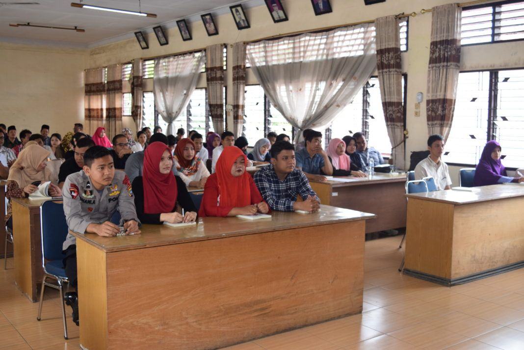 Foto: Para calon pengantin mendengarkan bimbingan secara serius di Aula Kemenag Medan, Rabu (1/11).