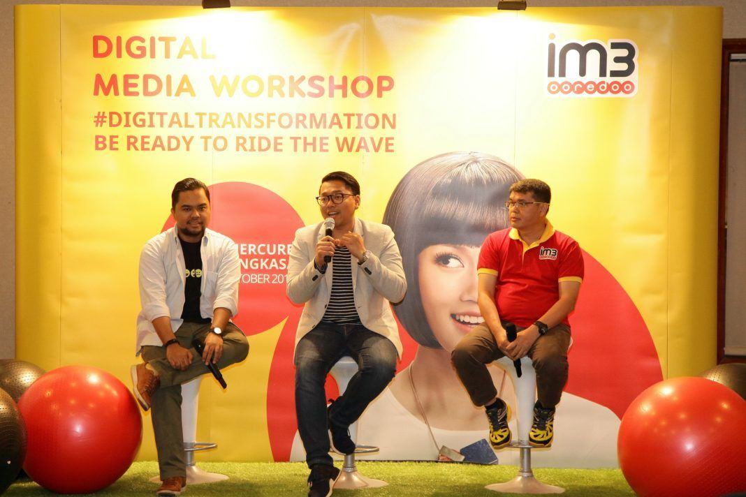 Foto: Head of Region Sumatera Indosat Ooredoo, Swandi Tjia (kanan) didampingi Head of Dept. Non-Dig. Media, PR & Internal Comm. at Indosat Ooredoo, Romano Bhaktinegara dan Enda Nasution-Founder Sebangsa, Direktur Eksekutif 1000 Startup dalam dalam seminar #DigitalTransformation dengan tema 