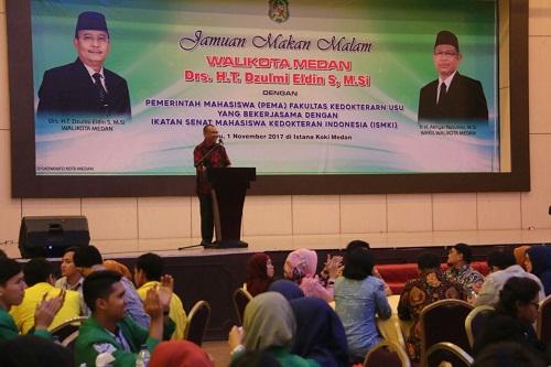 Foto: Wakil Walikota Medan Ir H Akhyar Nasution MSi menjamu makan malam bersama Pemerintah Mahasiswa (PEMA) Fakultas Kedokteran USU dan ikatan senat mahasiswa kedokteran Indonesia (ISMKI), di Restauran Istana Koki, Rabu (1/11).