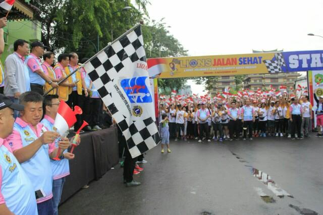 Foto: Walikota Medan Drs H T Dzulmi Eldin S Msi bersama Anggota DPR RI Sofyan Tan melepas peserta jalan sehat di seputaran Lapangan Merdeka Medan, Minggu (05/11). Jalan sehat yang digelar Lion Club pada Car Free Day ini diikuti sekitar seribu peserta.