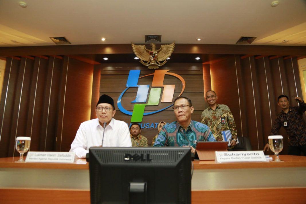 Foto: Menag Lukman Hakim Saifuddin bersama Kepala BPS Suharyanto memberikan keterangan pers di BPS, Jakarta, Rabu (1/11).