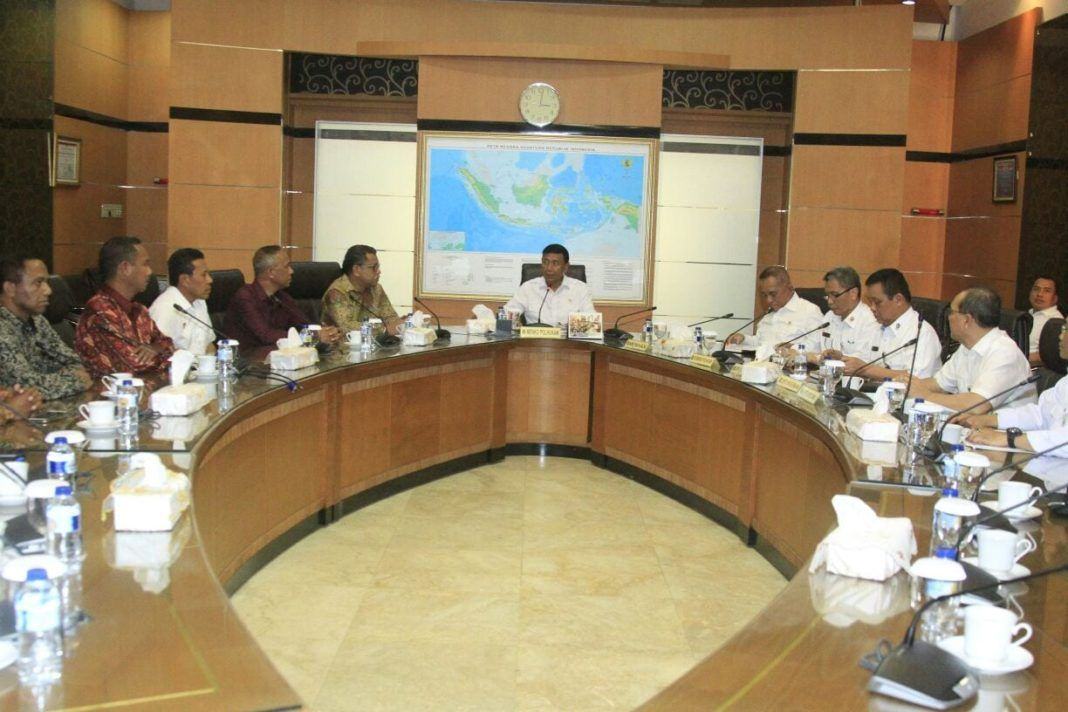 Foto: Menko Polhukam Wiranto memimpin Rapat Terbatas Tingkat Menteri membahas Pilkada Serentak 2018, di kantor Kemenko Polhukam, Jakarta, Rabu (1/11).