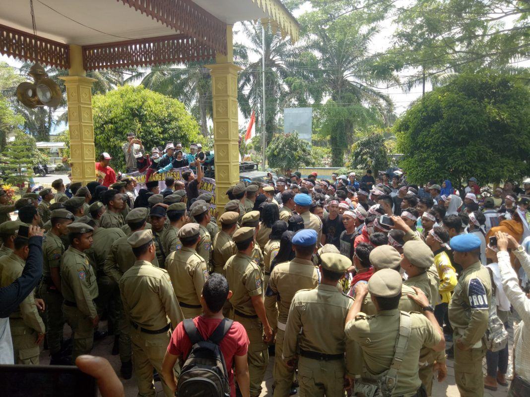Ribuan Masa IPMBB mendesak agar Pjs Bupati Batubara agar segerah membangun jalan yang rusak didesa Sei Mentaram.