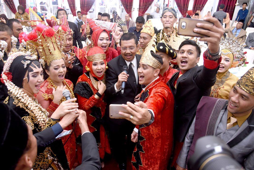 Tengku Erry Nyanyikan Lagu