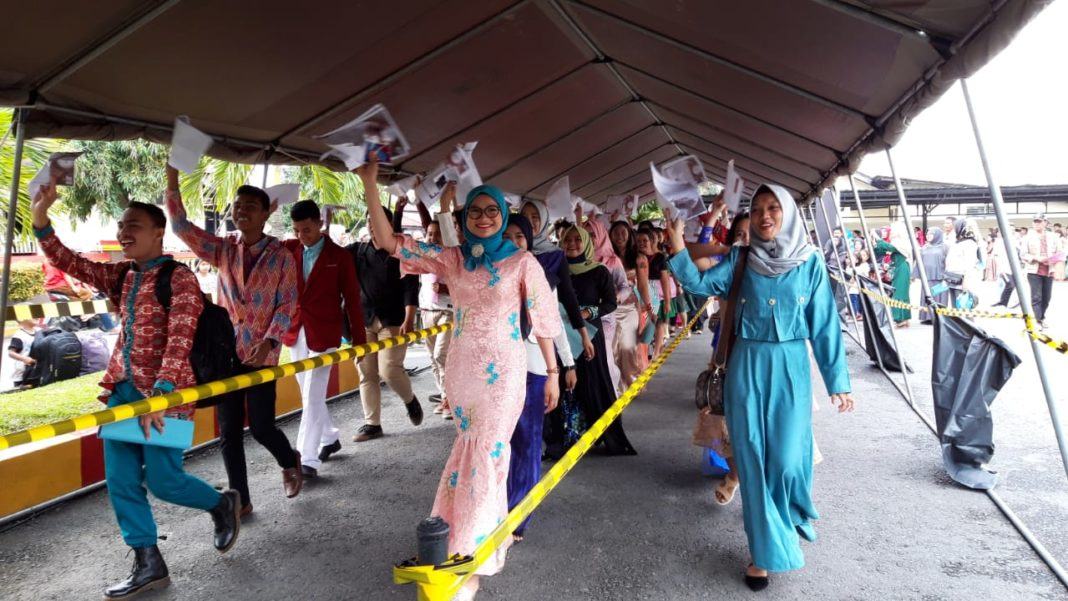AUDISI LIDA 2. Ratusan muda-mudi Medan padati Makosat Brimob Polda Sumatera Utara Jalan K H Wahid Hasyim 3 Medan, untuk mengikuti ajang pencarian bakat Liga Dangdut Indonesia (LIDA) 2 yang diadakan stasiun televisi nasional Indosiar, Minggu (09/12). | foto: istimewa